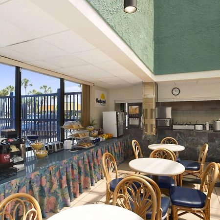 Days Inn By Wyndham Panama City Beach/Ocean Front מראה חיצוני תמונה